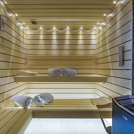 Spacieux A Avec Sauna, Proche Des Pistes - Fr-1-562-12 * Courchevel